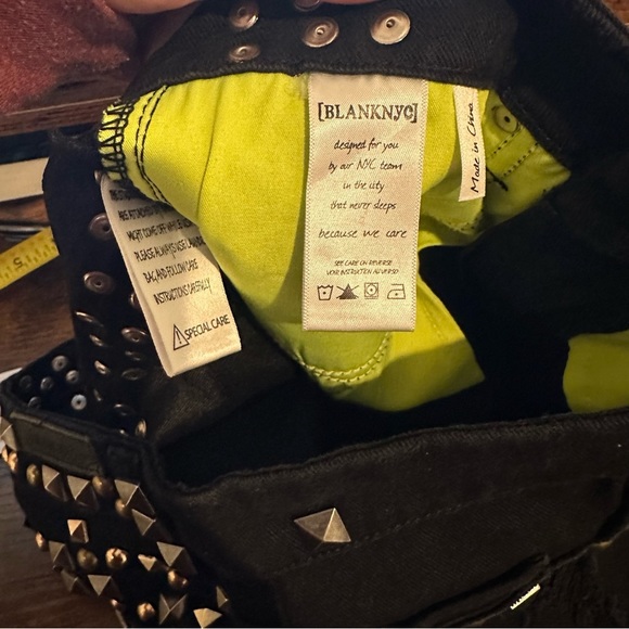 BLANK NYC Heavy Studded Destroyed Hi-Rise Denim Black Raw Hem Shorts Size 28 - Picture 8 of 10